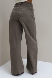 Achteraanzicht van bruine wide leg jeans met zakken