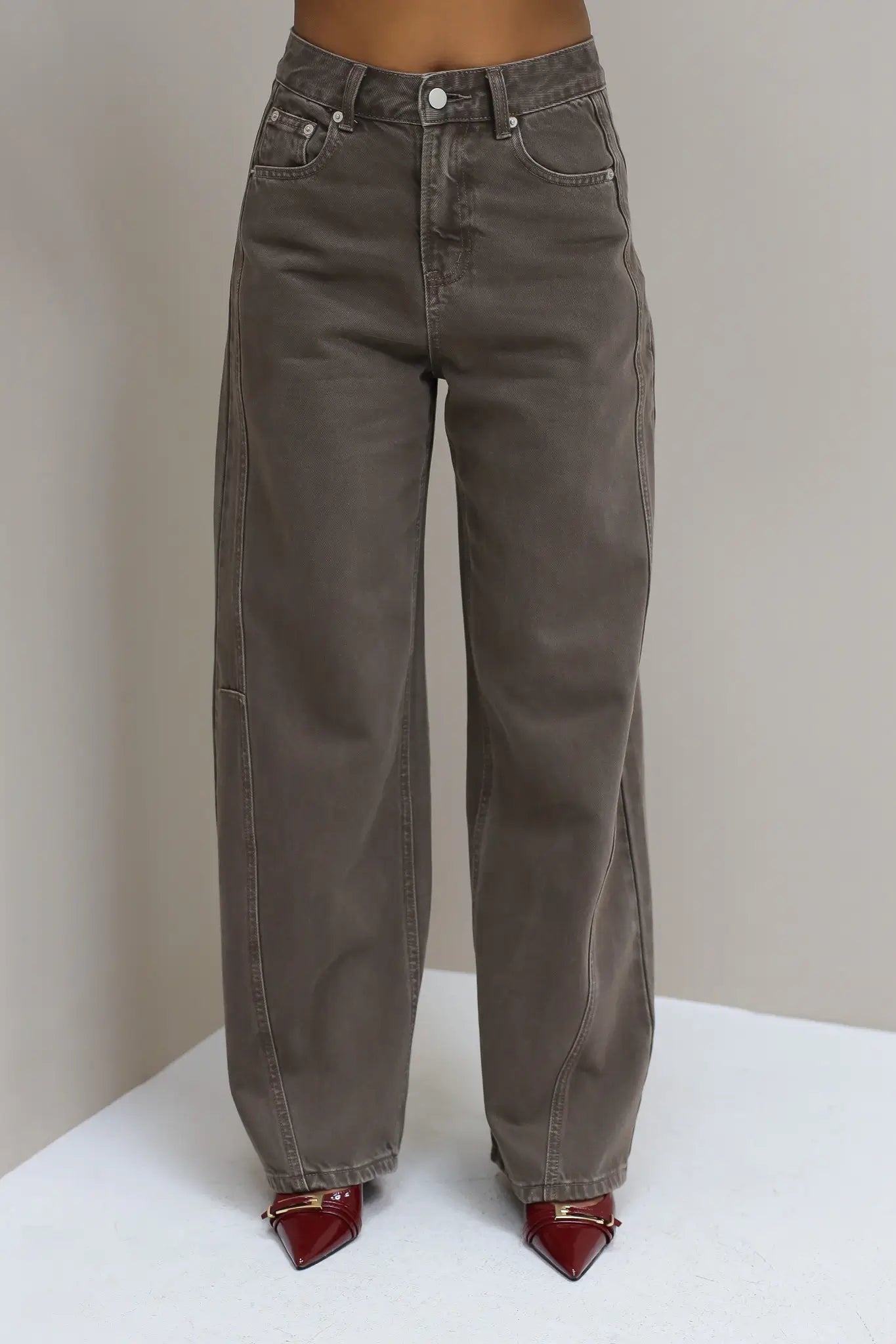 Bruine wide leg jeans vooraanzicht op witte achtergrond