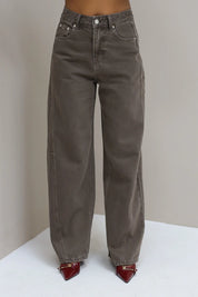 Bruine wide leg jeans vooraanzicht op witte achtergrond