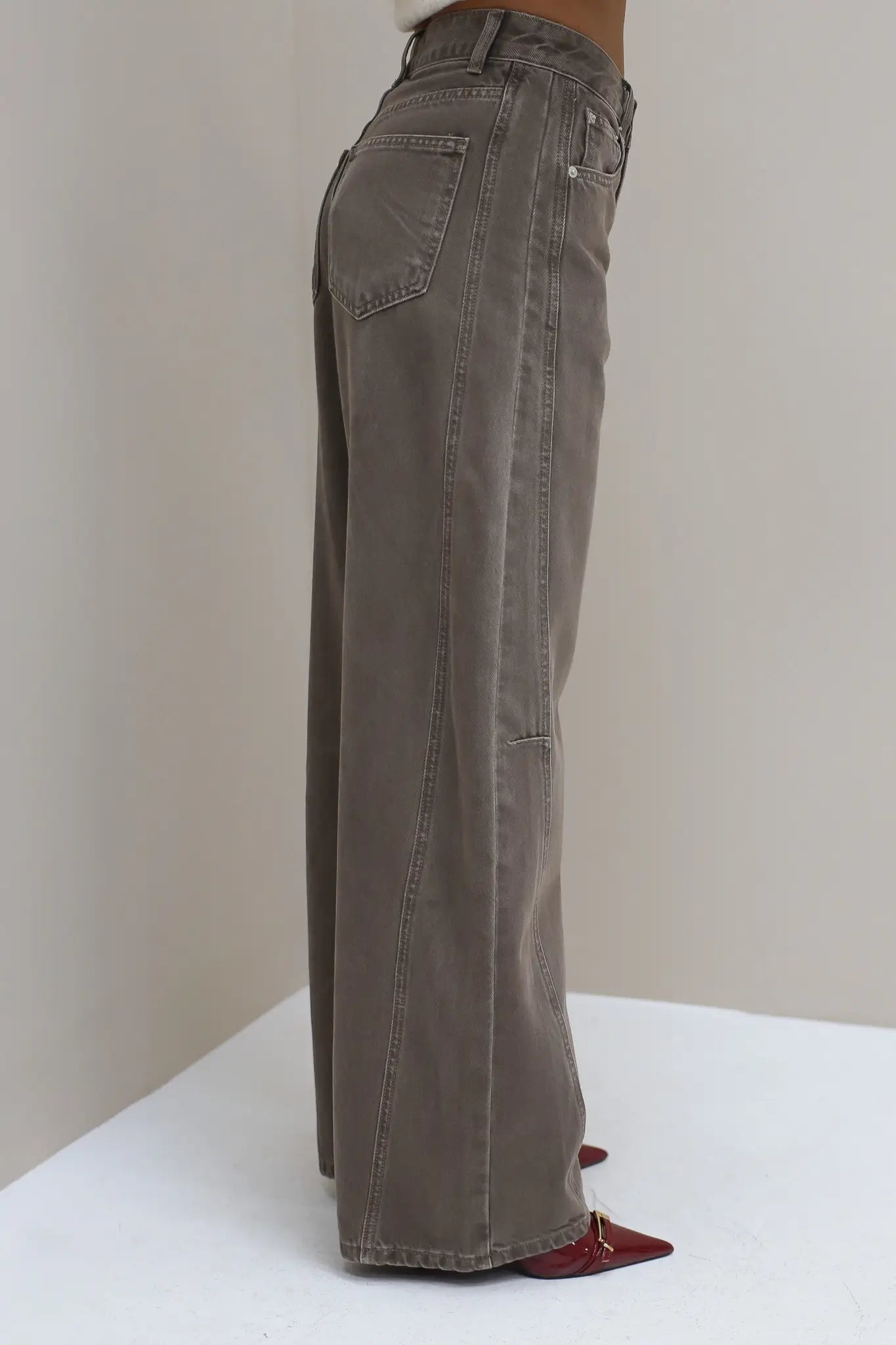 Bruine wide leg jeans zijaanzicht met rechte pijpen