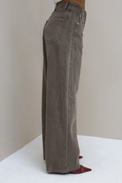 Bruine wide leg jeans zijaanzicht met rechte pijpen