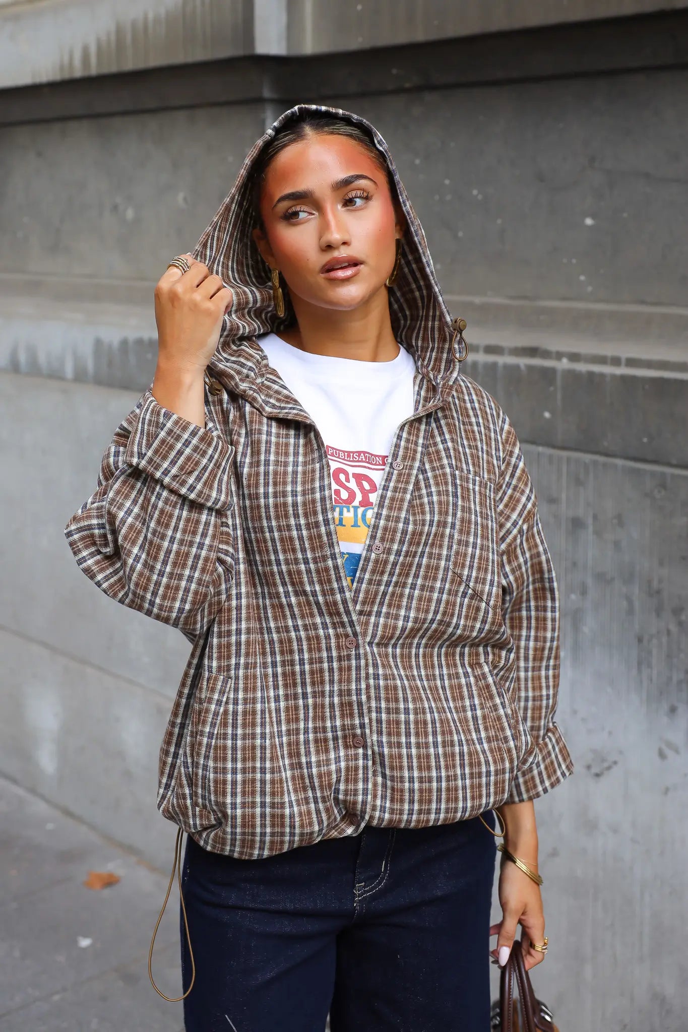Oversized geruite blouse in camel en bruintinten met capuchon en zakken aan de voorkant