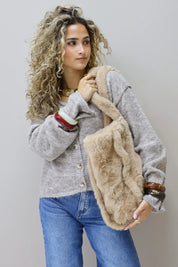 model draagt de camel faux fur shopper voor de spiegel