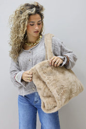 model met camel faux fur shopper aan de arm