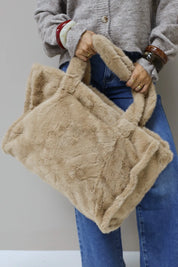 camel faux fur shopper schuin vastgehouden door model
