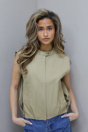 model draagt camel gilet dames voorkant ladylike