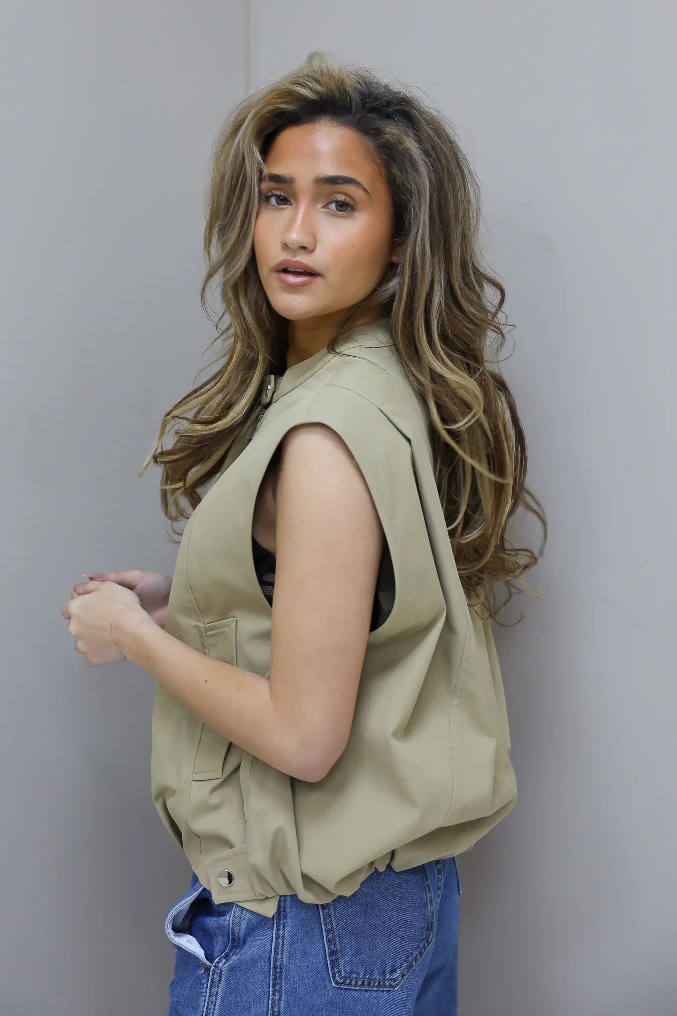 model draagt camel gilet dames zijkant ladylike