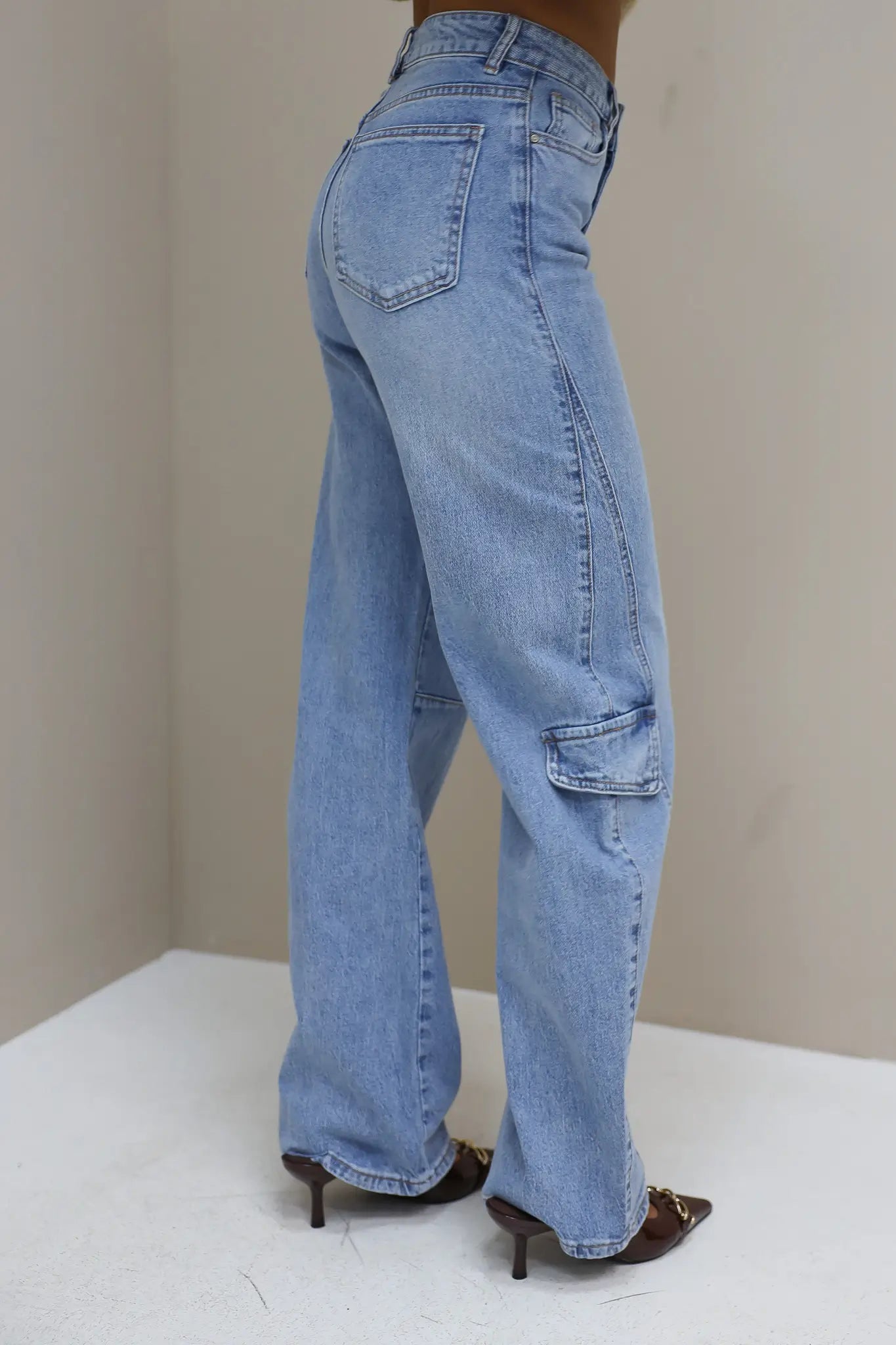 zijkant van lichte cargo ballon jeans