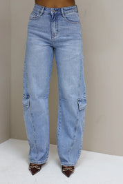 front close-up van lichte cargo barrel jeans