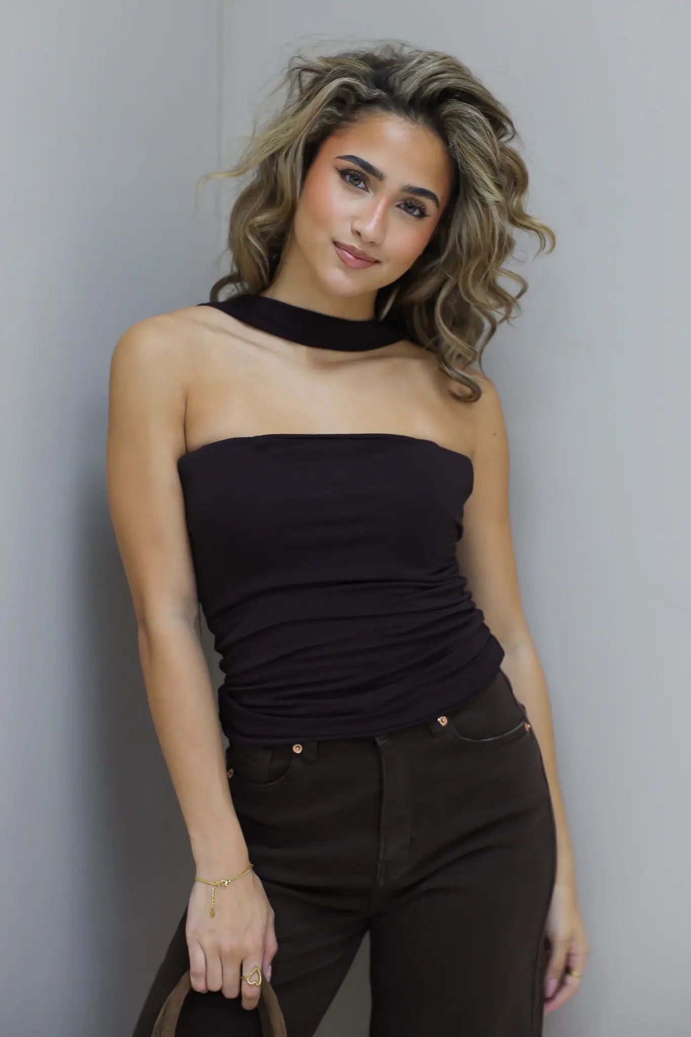 Close-up van de bovenkant van de top met zichtbare choker en stofstructuur