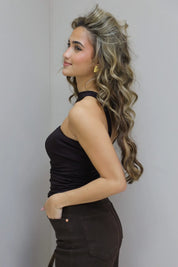 Model in profiel toont de aangesloten pasvorm en choker detail