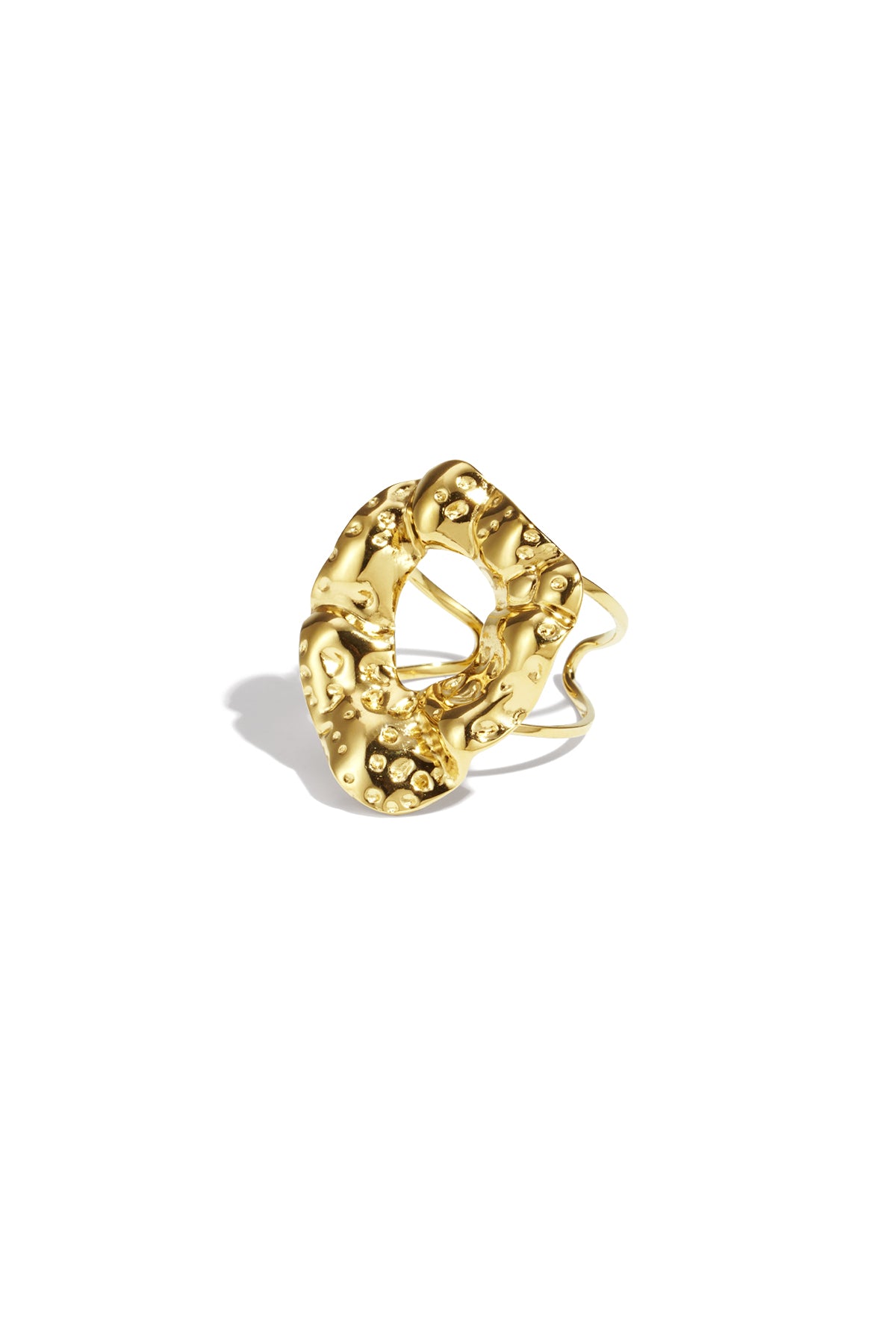 Gouden grove ring op witte achtergrond