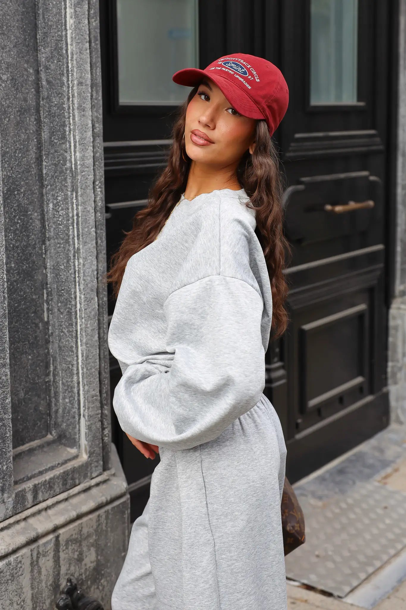 Grijze comfy set met korte sweater en wijde broek vanaf de zijkant