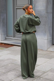 Groene tweedelige dames set met wijde broek vanaf de achterkant