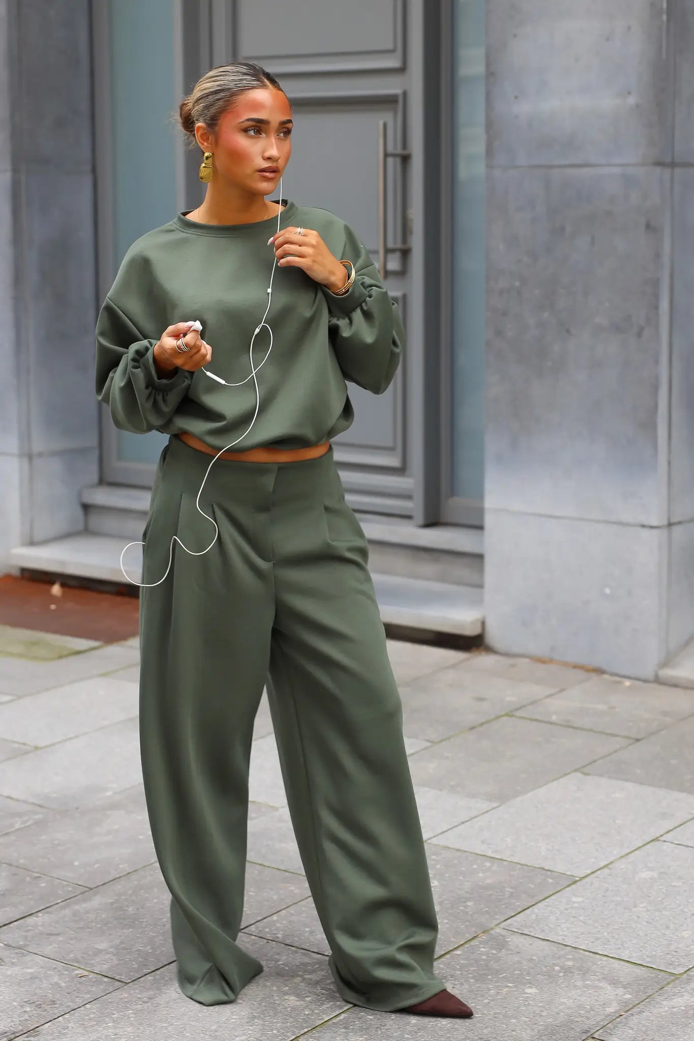 Tweedeilige khaki dames set met korte sweater en lange wijde broek