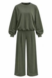 Khaki tweedelige sweater set met ronde hals en wijde broek op witte achtergrond