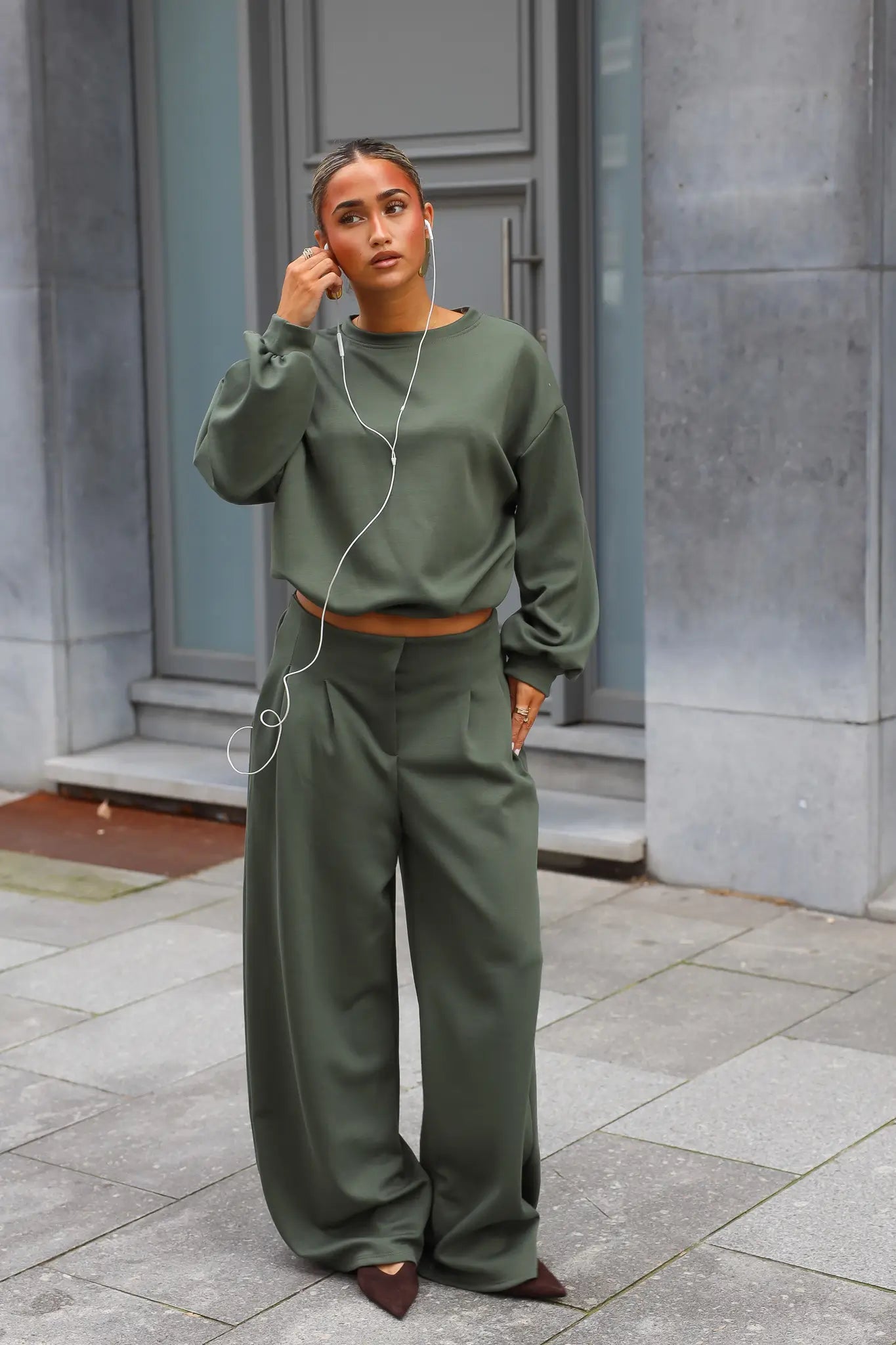 Khaki dames jogging set met cropped sweater en wide leg broek