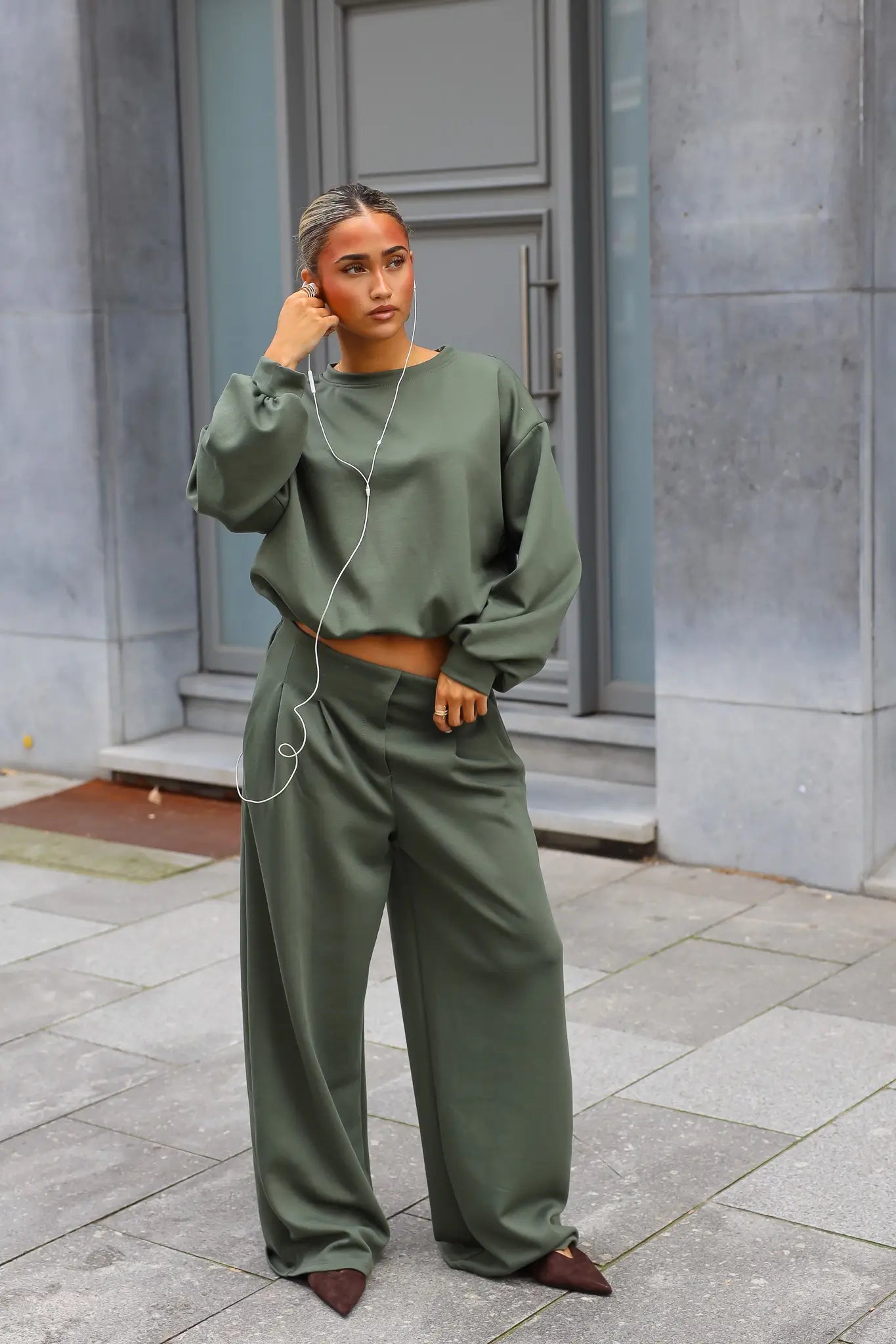Khaki sweater set dames met cropped sweater en wijde broek