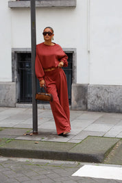 Terracotta cropped sweater met elastische onderkant en bijpassende hoge taille broek
