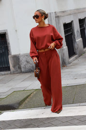 Terracotta sweater set met ballonmouwen en lange wide leg broek