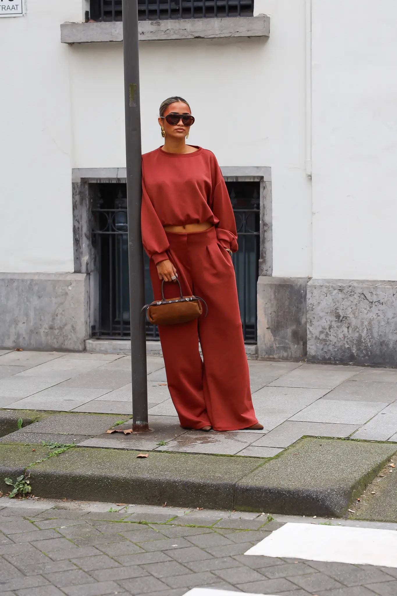 Terracotta dames set met korte sweater en losvallende wide leg broek