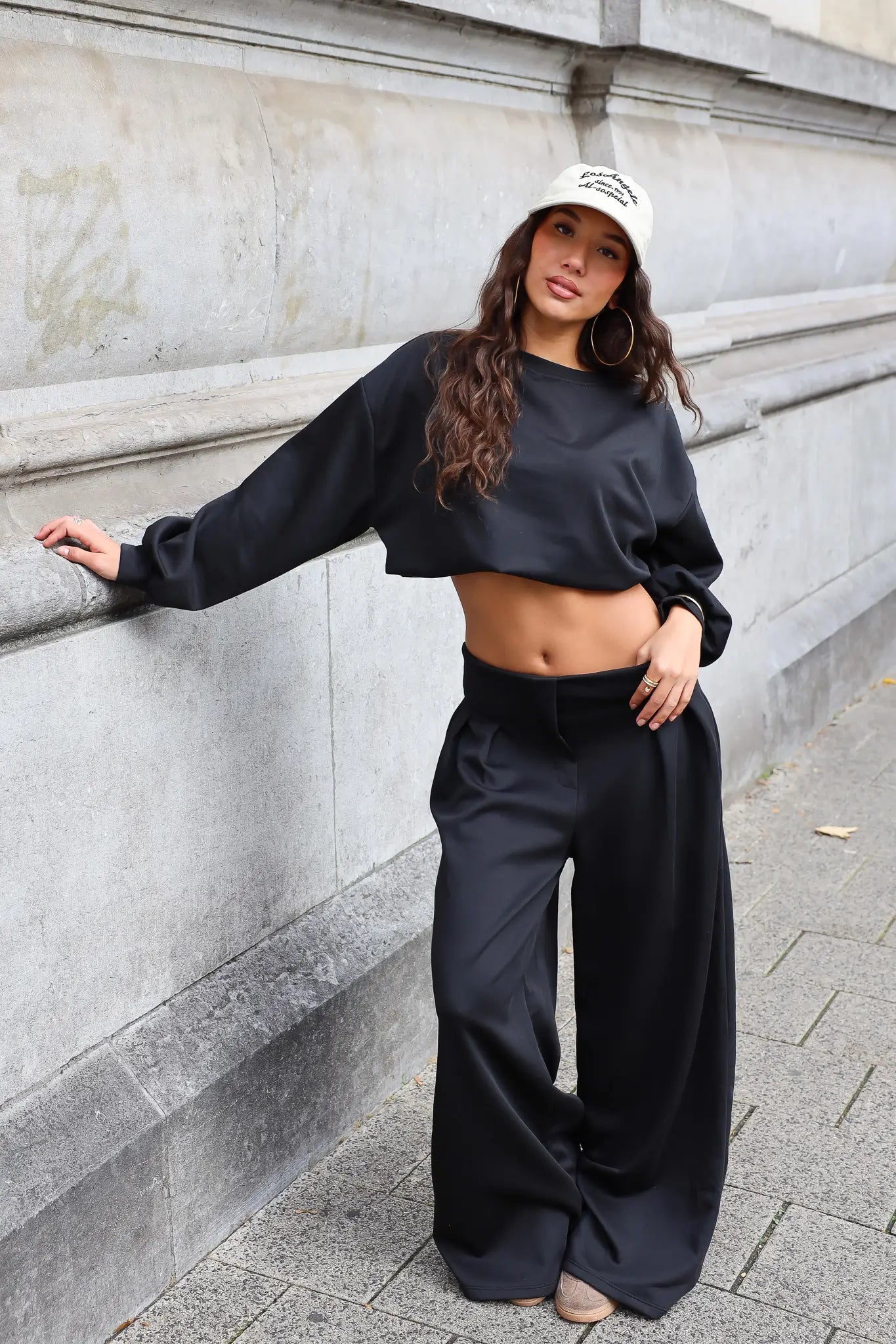 Zwarte cropped sweater en bijpassende broek met wijde pijpen