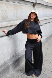 Zwarte cropped sweater en bijpassende broek met wijde pijpen