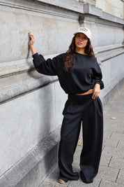 Zwarte comfy set met cropped sweater en hoge taille broek