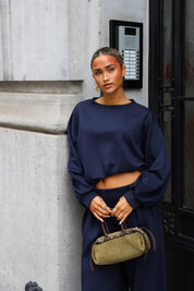 Donkerblauwe comfy sweater set met wide leg broek, gestyled met een kleine khaki handtas