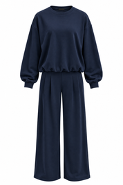 Productfoto van een donkerblauwe tweedelige dames set met lange mouwen en wide leg broek op witte achtergrond