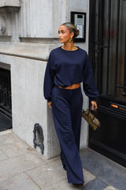 Donkerblauwe comfy sweater set voor dames met cropped sweater en wide leg broek, van voren gefotografeerd