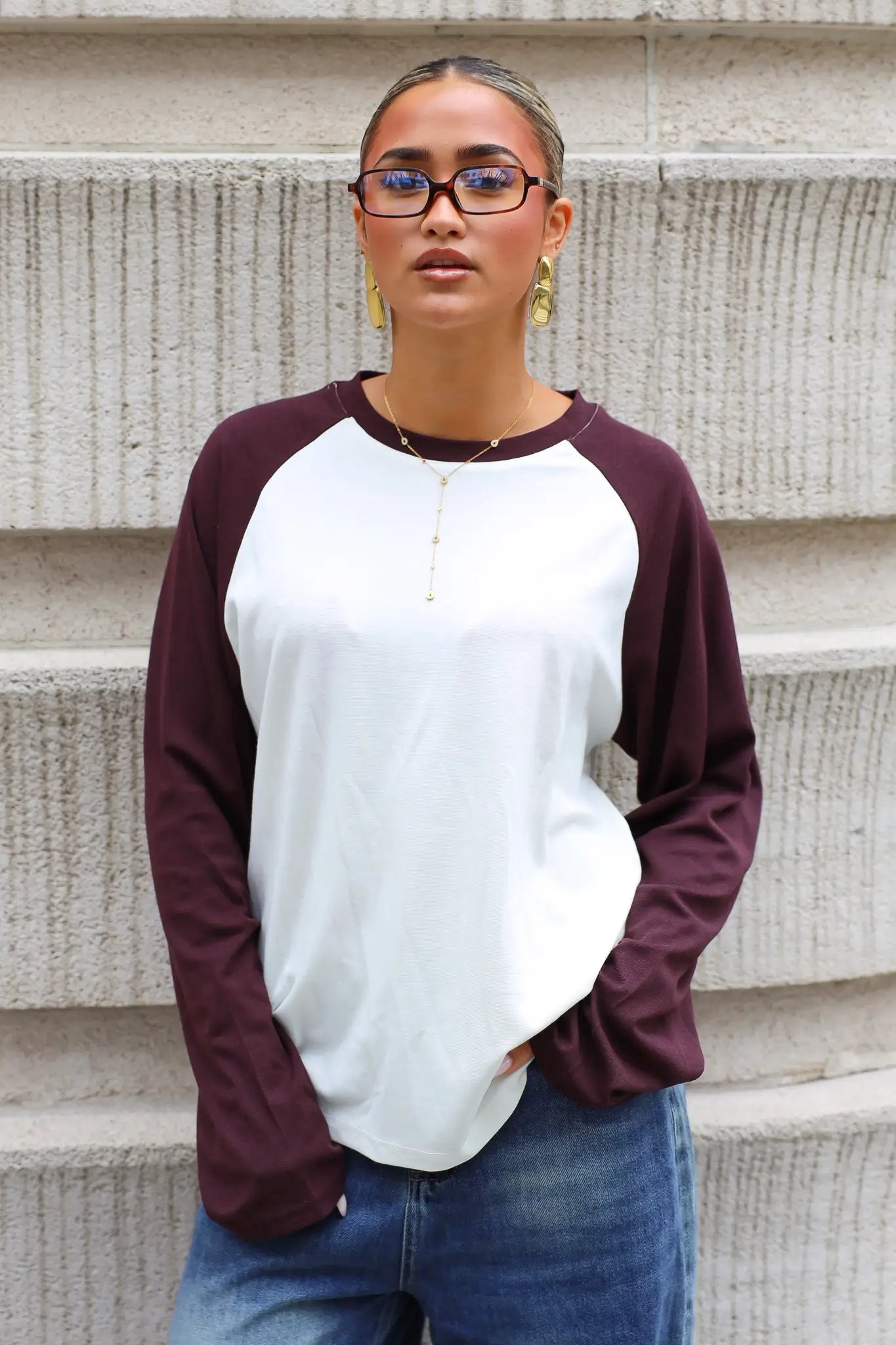 Crème raglan longsleeve voor dames met chocoladebruine mouwen gecombineerd met blauwe jeans