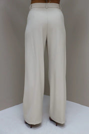 Achteraanzicht van cremekleurige pantalon op witte achtergrond