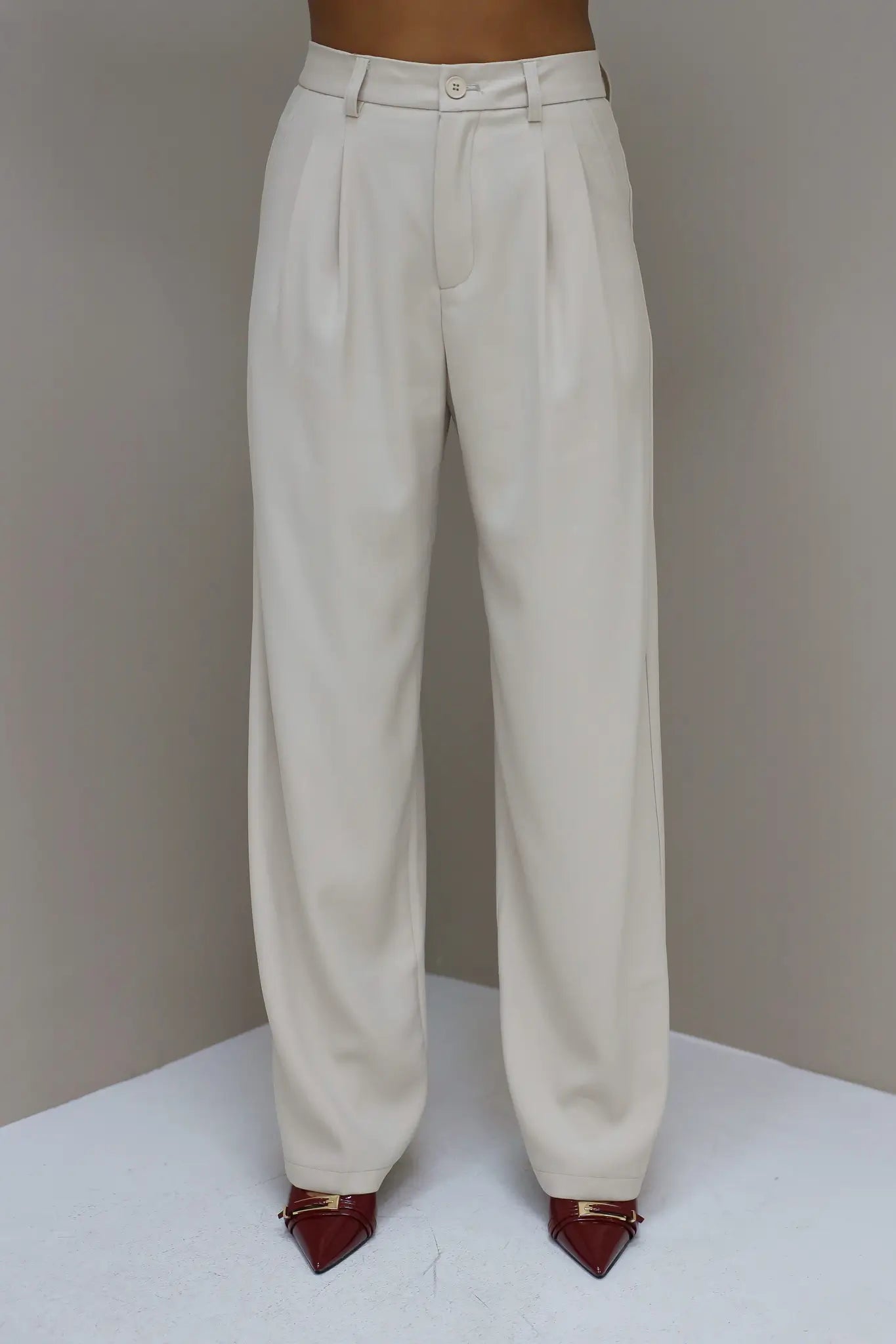 Cremekleurige pantalon vooraanzicht op witte achtergrond