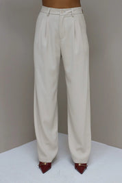 Cremekleurige pantalon vooraanzicht op witte achtergrond