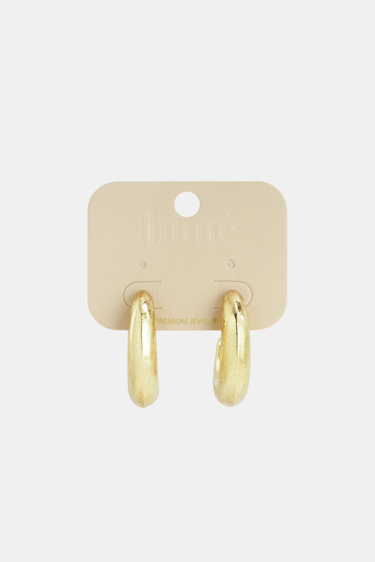 Creolen cirkel brushed goud gepresenteerd op kaart