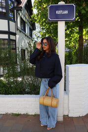 Model draagt blazer buiten op straat