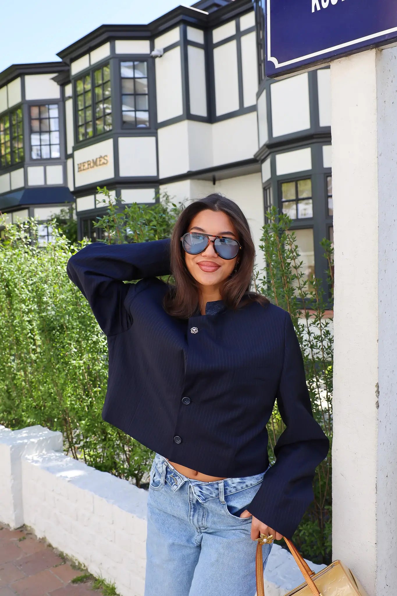 Model draagt blazer met zonnebril