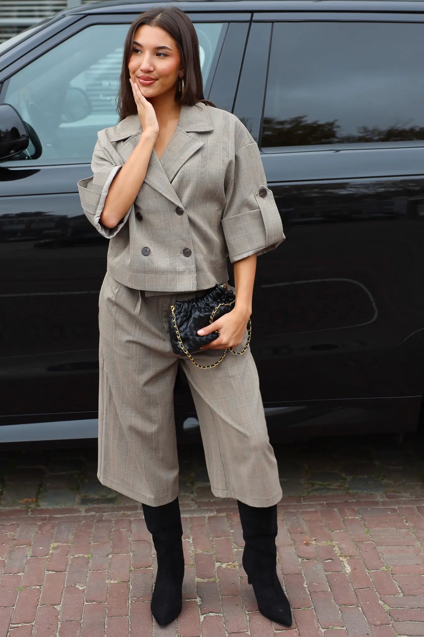 Geruite culotte broek camel gecombineerd met bijpassend kort jasje en zwarte laarzen