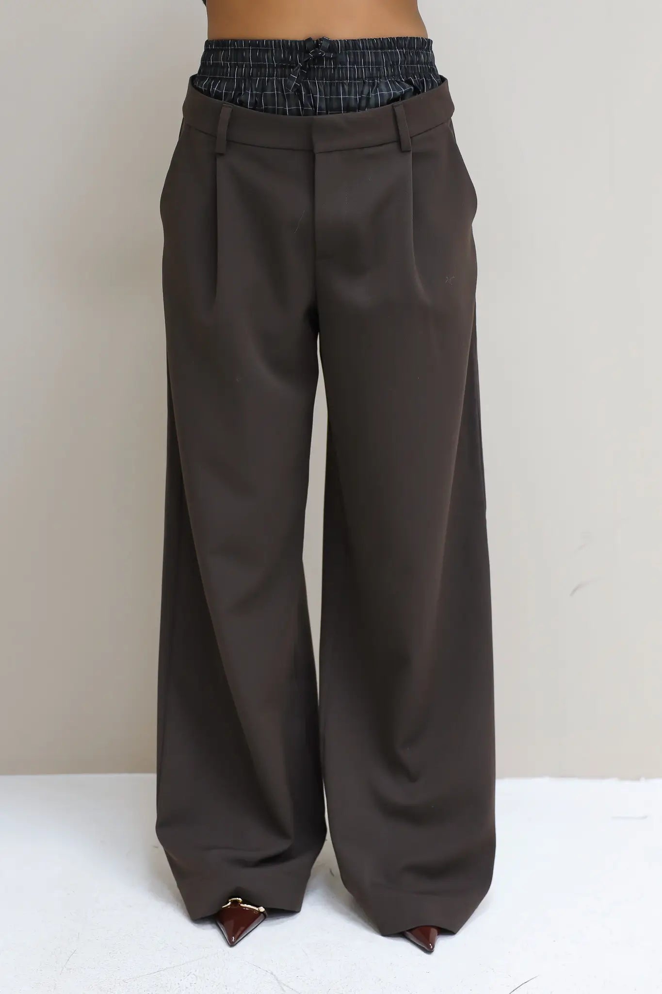 close up van bruine boxerrand broek met rechte wijde pijp