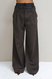 close up van bruine boxerrand broek met rechte wijde pijp