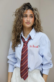 gestreepte rode dames stropdas gestyled met blouse