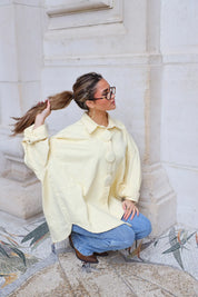 denim blouse geel als jas open gedragen