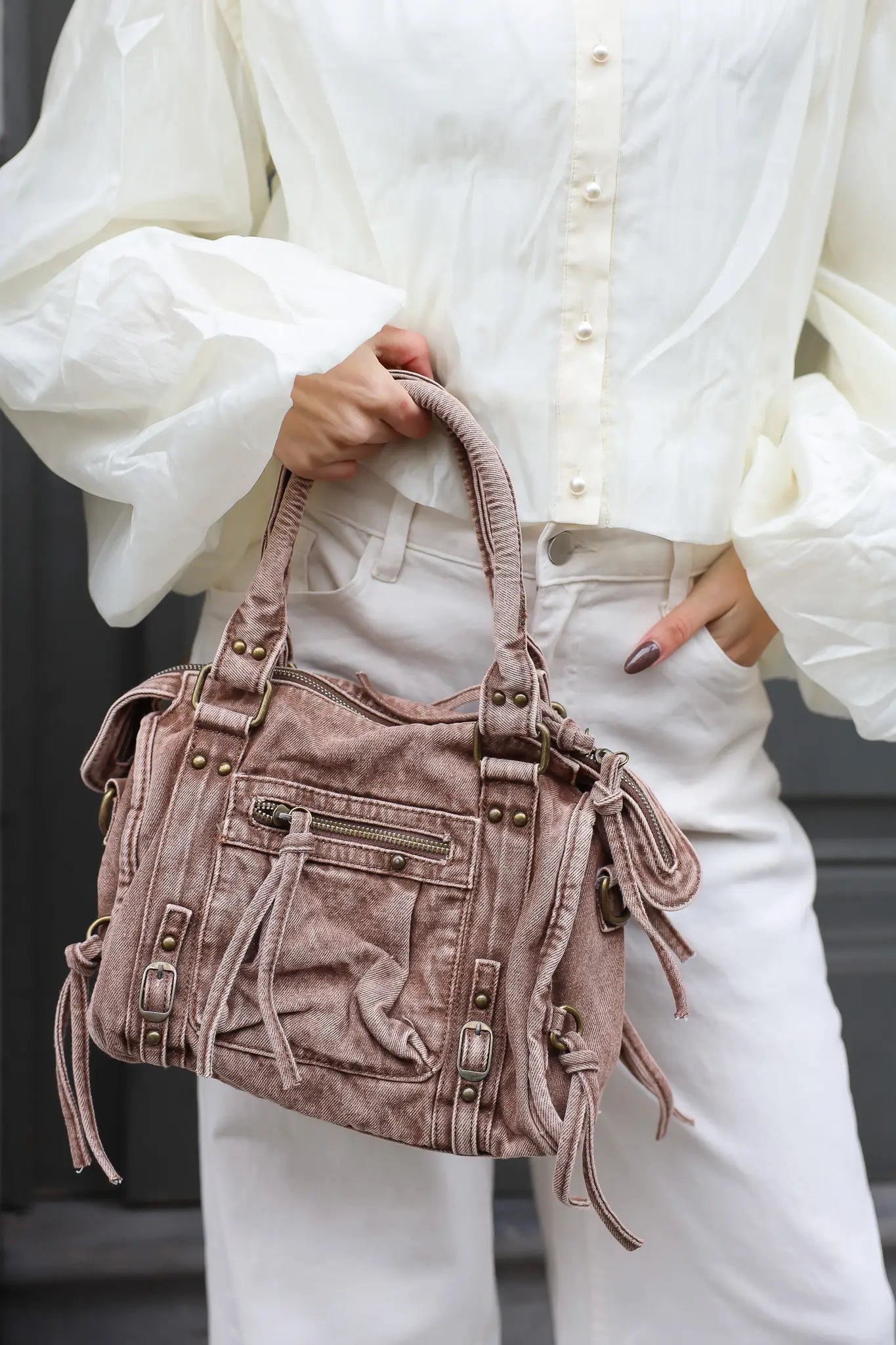 Detail van het hengsel van de denim city bag bruin