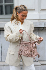 Denim city bag bruin gedragen als handtas