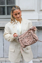 Denim city bag bruin gedragen met lichte blazer