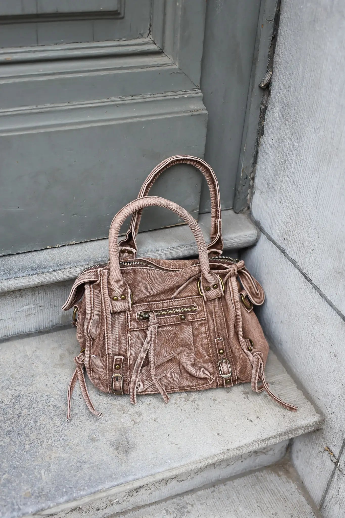 Denim city bag bruin geplaatst op trap