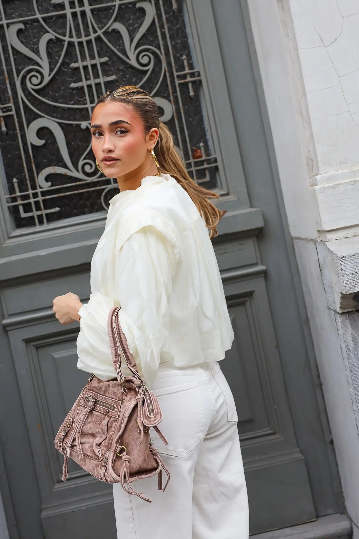 Zijaanzicht van de denim city bag bruin gedragen