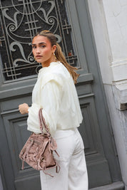 Zijaanzicht van de denim city bag bruin gedragen