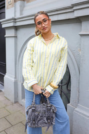 Denim city bag zwart gedragen als handtas